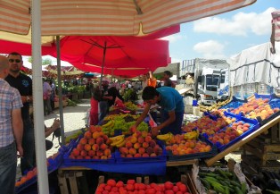 Pazar esnafı müşterilerin azalmasından dertli