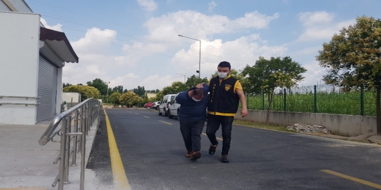 Adana'da Kasaptan Çaldığı Etleri Öperek Kutladı