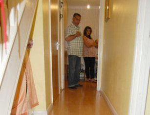 Türk ailenin evini bastılar!