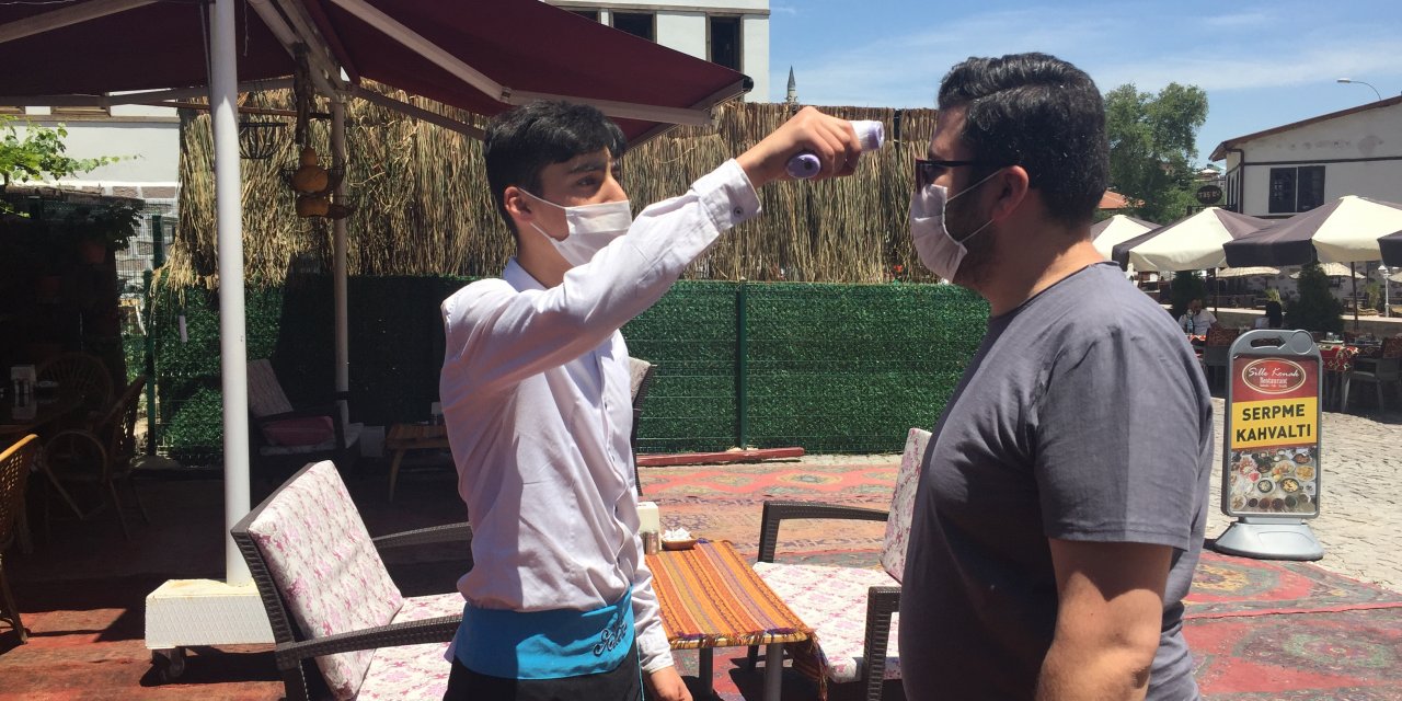 Konya'da halk soluğu sokakta aldı