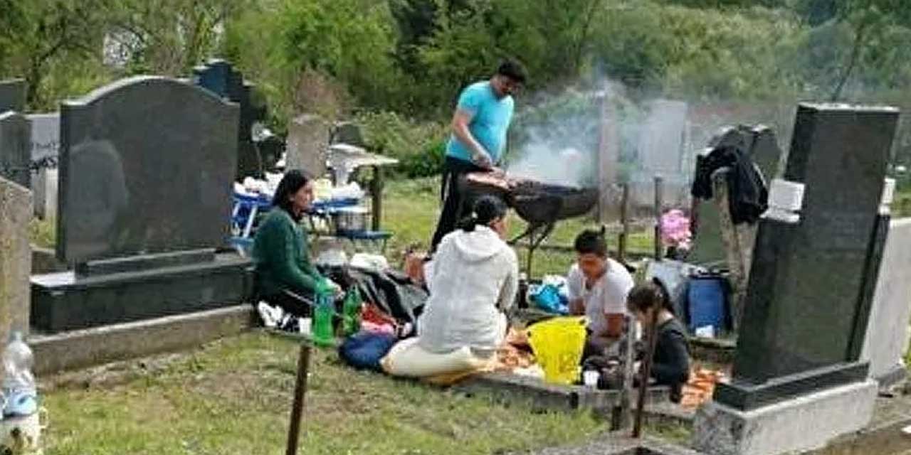 Almanya'nın Paylaştığı Tükler Mezarlıkta Mangal Yaktı Fotoğrafı Yalan Çıktı