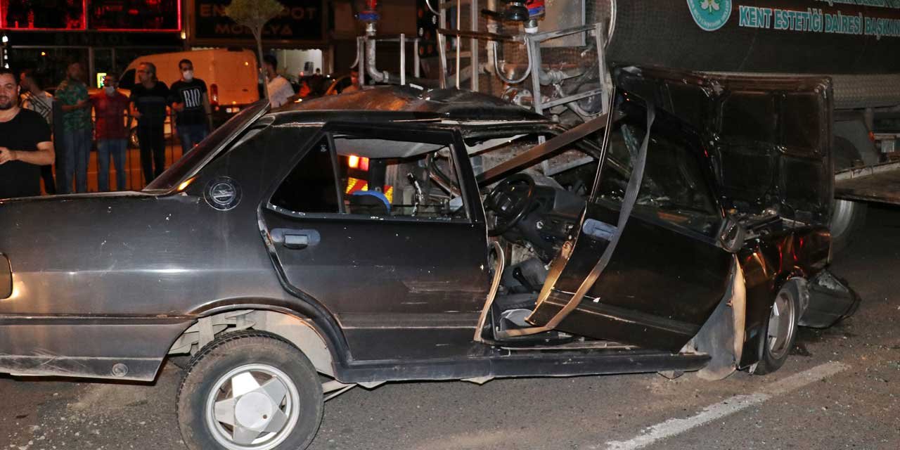 Manisa'da Refüj Sulaması Yapan Tıra Çarpan Sürücü Hayatını Kaybetti