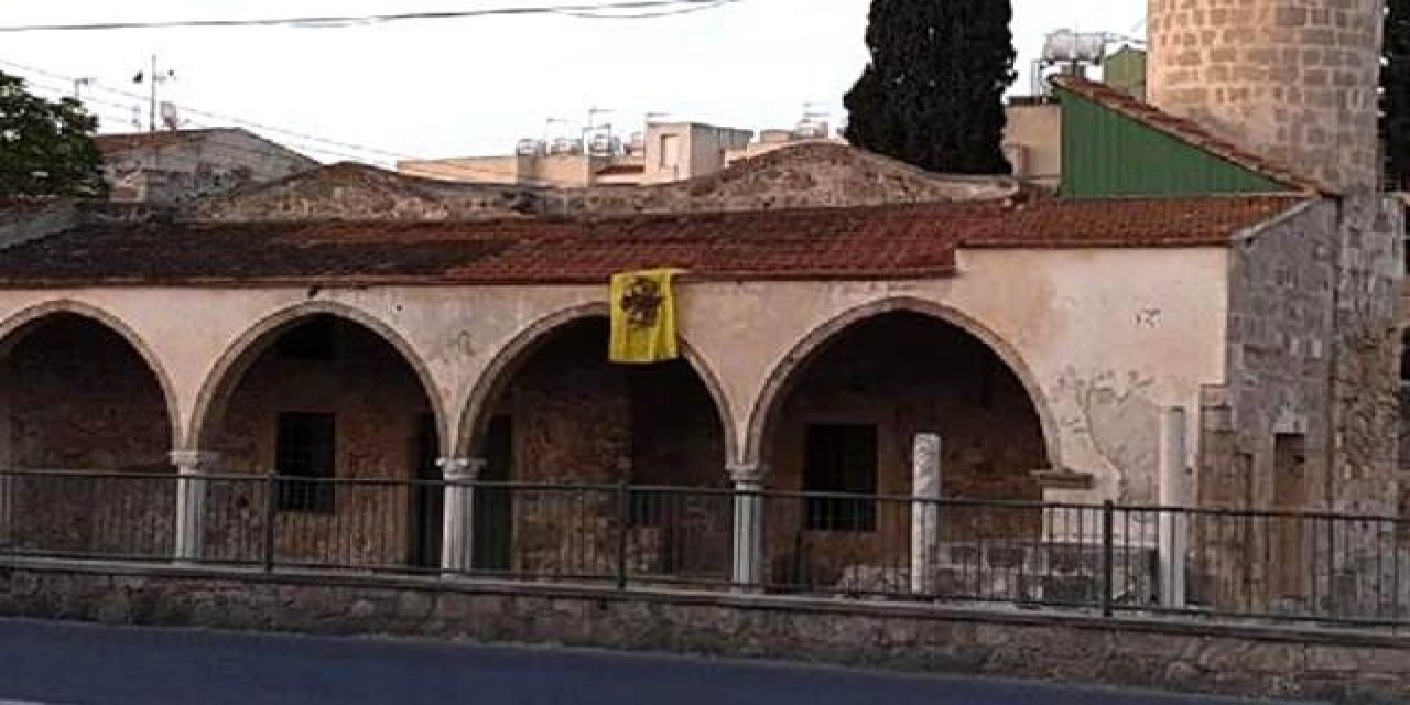 Yunanistan kaşınmaya devam ediyor! Camiye Bizans Bayrağı astılar