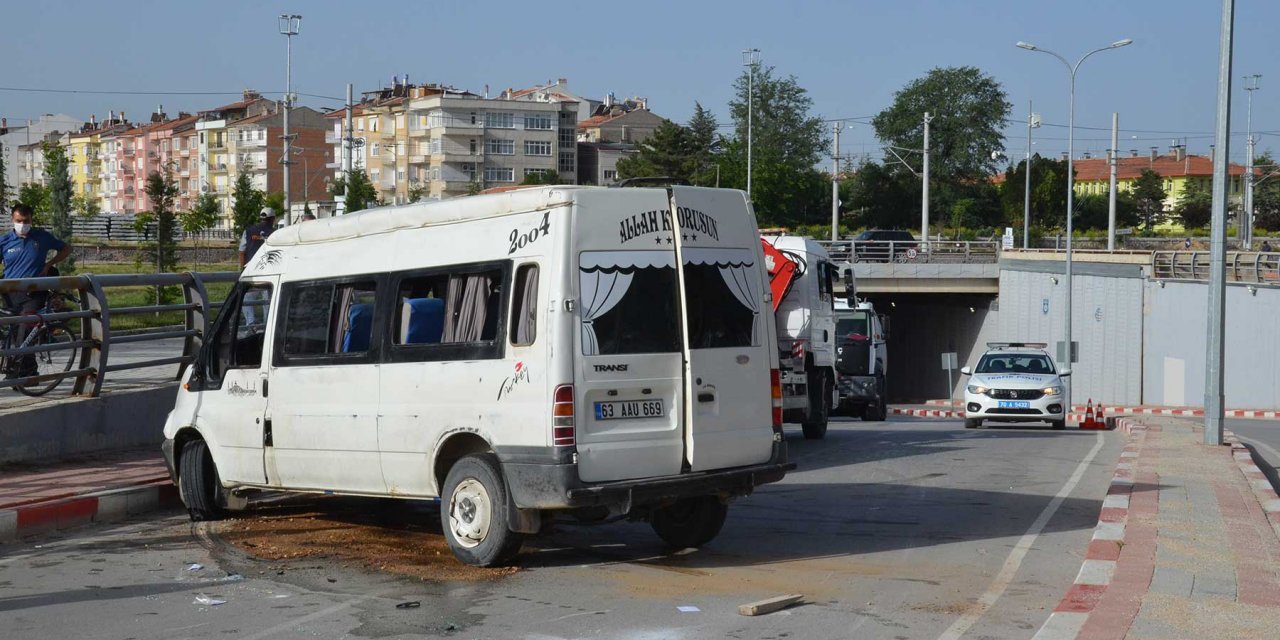 Karaman'da Tarım İşçilerini Taşıyan Minibüs Kaza Yaptı