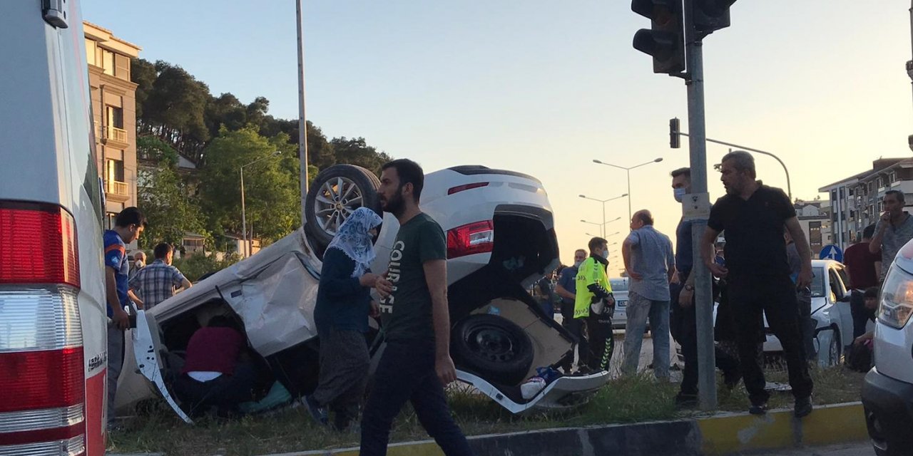 Manisa'da Kaza Yapan Araç Takla Atarak Refüje Çıktı