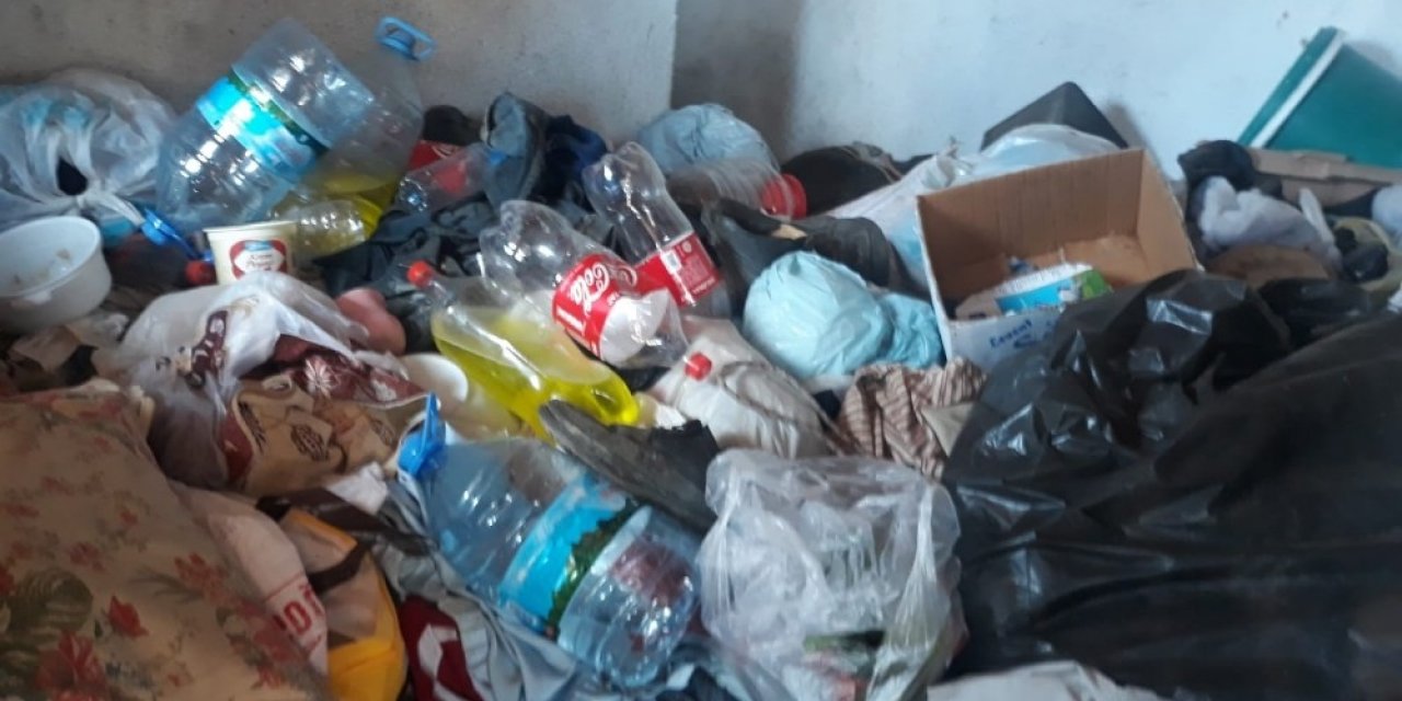 Manisa’da Şikayet Üzerine Gittikleri Evden 15 ton çöp çıkarıldı