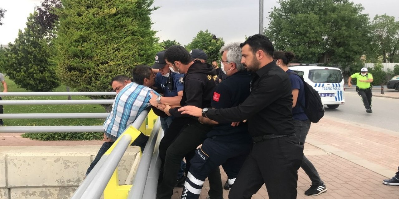 Konya'da intihar girişimi! Çocuğumu göremiyorum dedi köprülü kavşağa çıktı