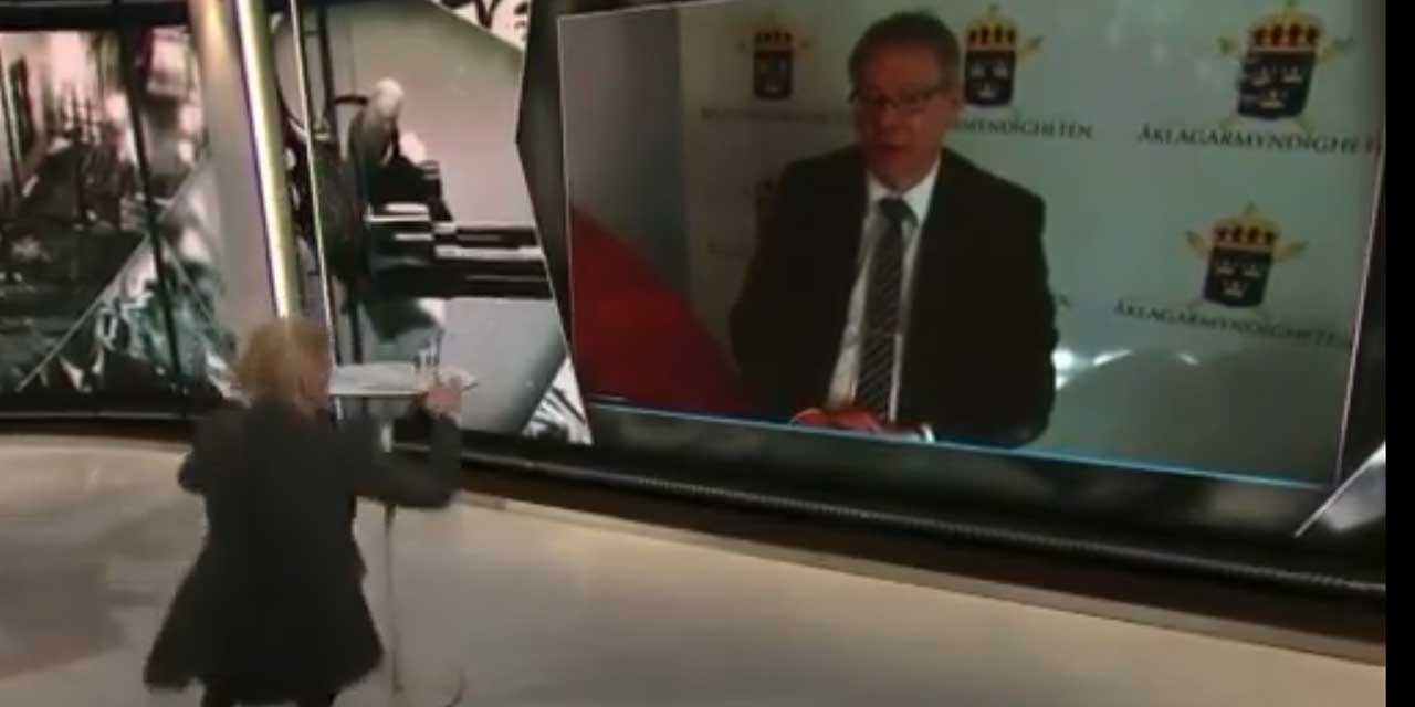 Program Sunucusu Canlı Yayında Bayıldı