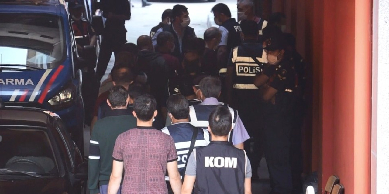 FETÖ operasyonunda yakalanan 21 eski polisten 2'si tutuklandı