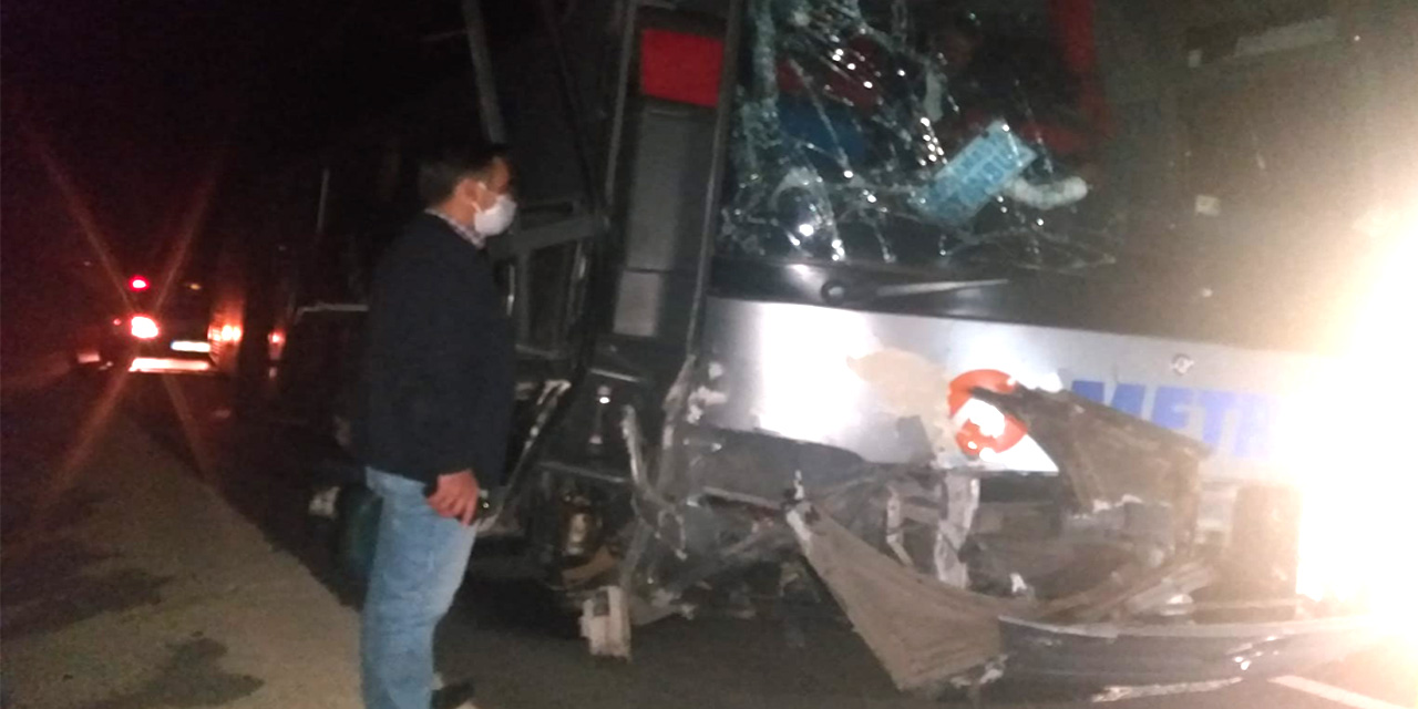 Yolcu otobüsü ticari araçla çarpıştı! 6 kişi yaralandı
