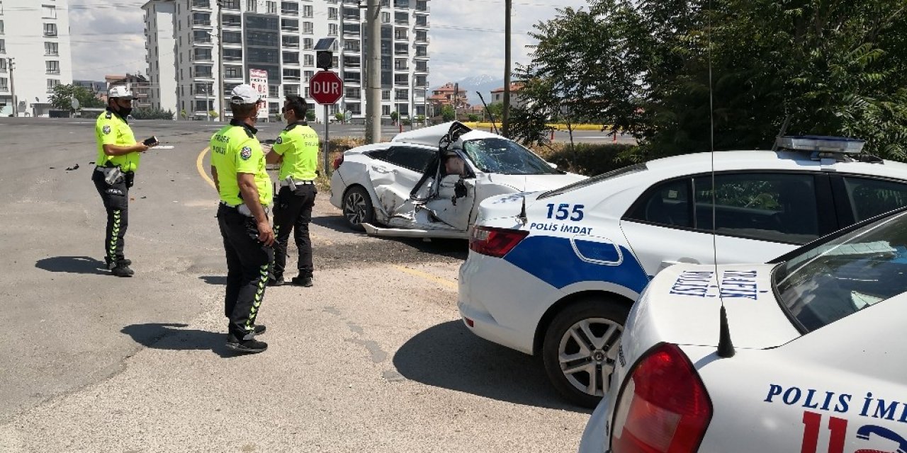 Otomobile kamyon çarptı! 2 yaralı