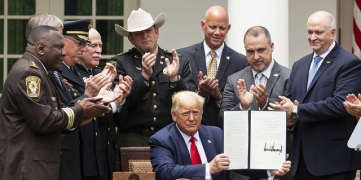 George Floyd'u öldüren katil serbest kaldı! Başkan Trump imzayı sonra attı