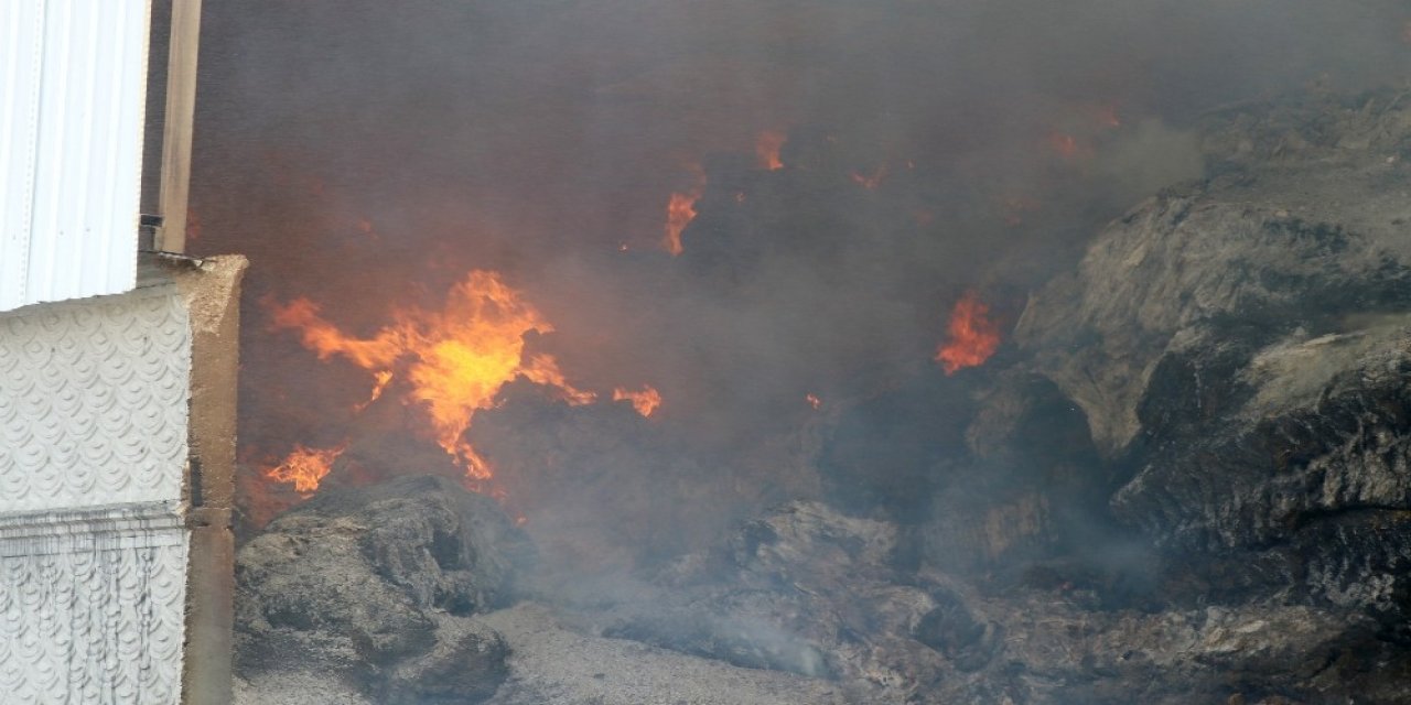 Aksaray’daki yem fabrikasındaki yangın kontrol altına alınmaya çalışıyor