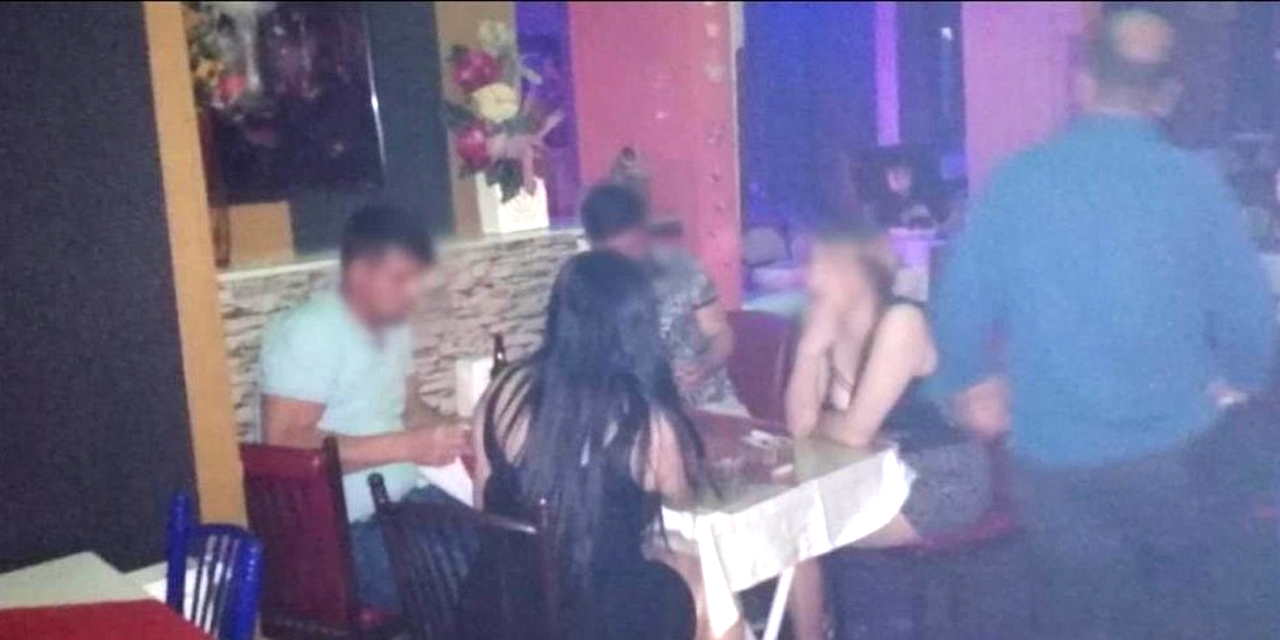 Konya'da eğlence mekanı baskını! Mesafesiz 25 kişiye ceza