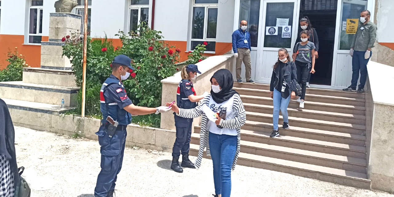 Beyşehir'de jandarmadan LGS çıkışında öğrencilere moral ikramı