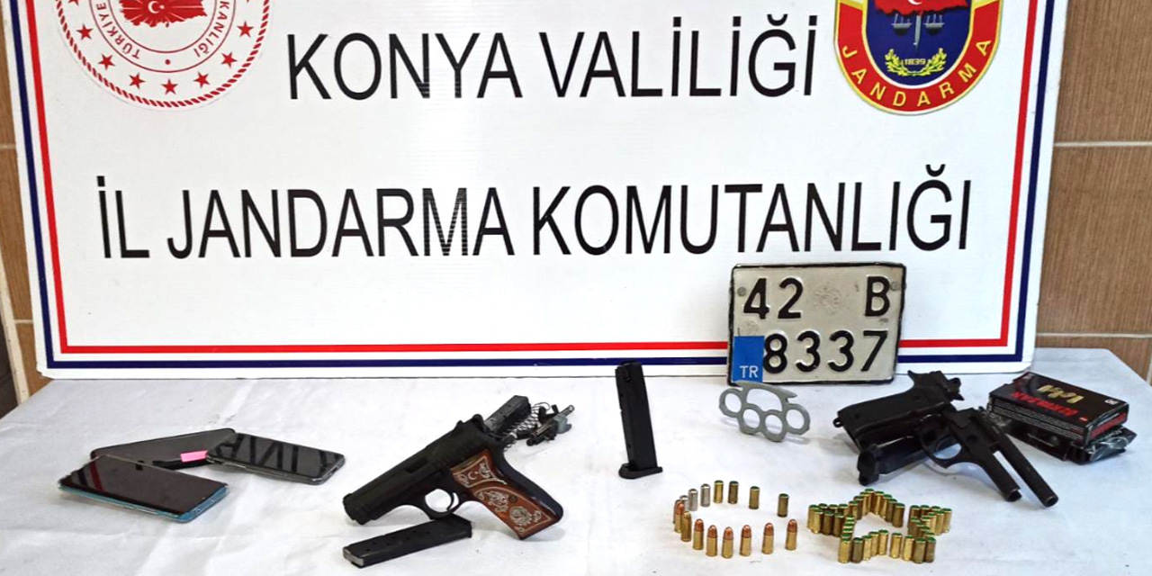 Konya'da ruhsatsız silah, muşta ve kayıp plakayla yakalanan iki kişi serbest bırakıldı
