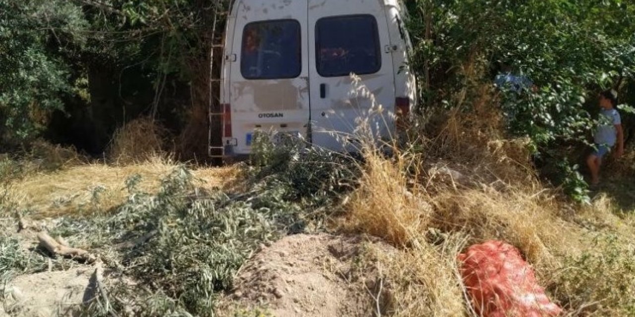 El frenini çekmeyi unutunca! Minibüs dereye uçtu