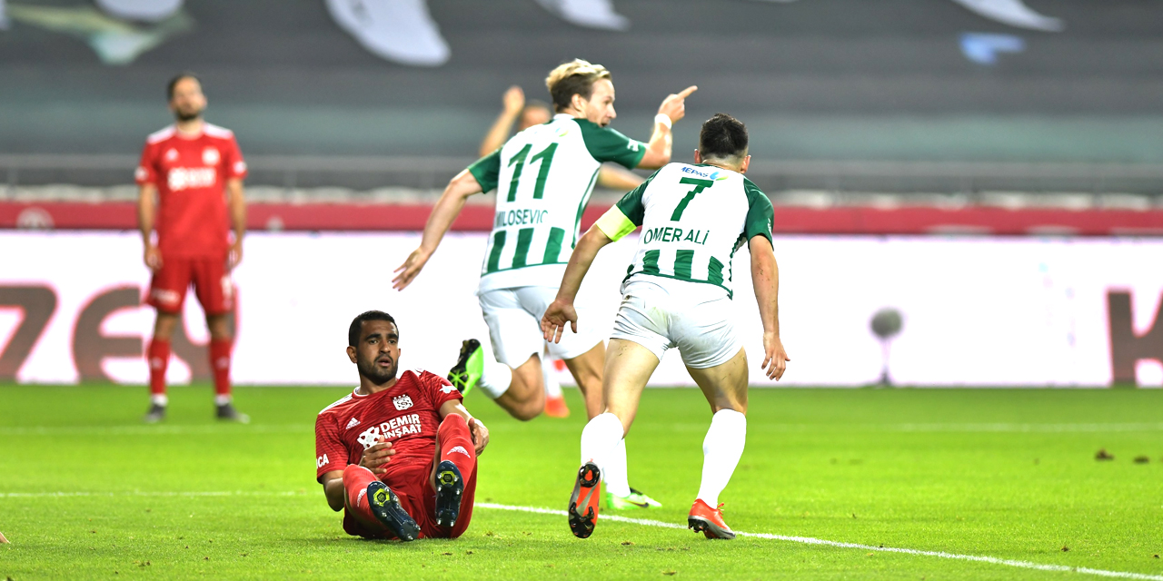 Konyaspor ilk yarıyı 2 - 1 üstünlükle tamamladı