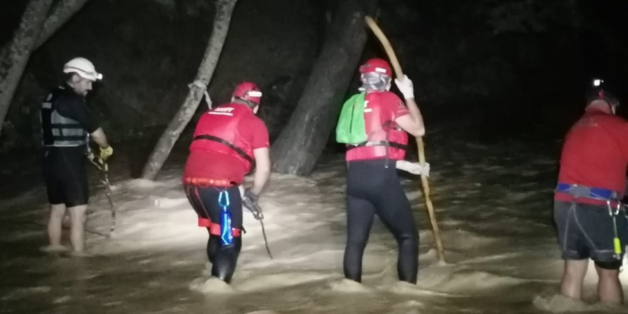 Bursa'da Arama Ekipleri Selde Kaybolan Derya'yı Arıyor