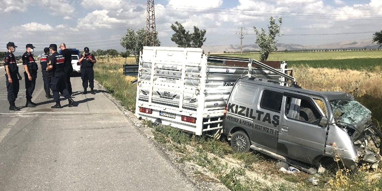 Konya'da feci kaza! Canlı hayvan yüklü kamyonet panelvanla çarpıştı: 2 ölü