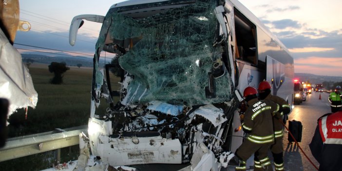 Uşak'ta yolcu otobüsü 26 yolcuyla kaza yaptı! 2 kişi hayatını kaybetti