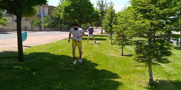 Kayserili muaythai sporcularının azmi! Parklarda sıcak hava altında hazırlanıyorlar