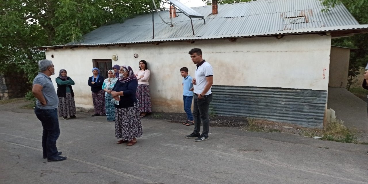 İsmini değiştiren öğretmen satırla 40 yıllık komşularına saldırdı