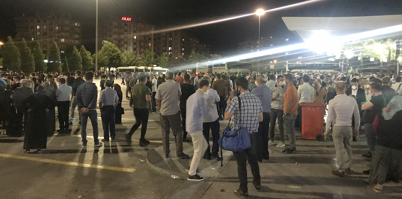 Konya'da mesafesiz asker uğurlama ihbarı! Polis güçlükle dağıttı