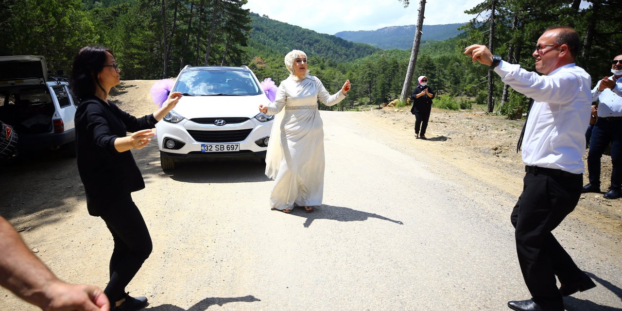 4 aydır evlenemeyen Konyalı çift çözümü yaylada buldu!