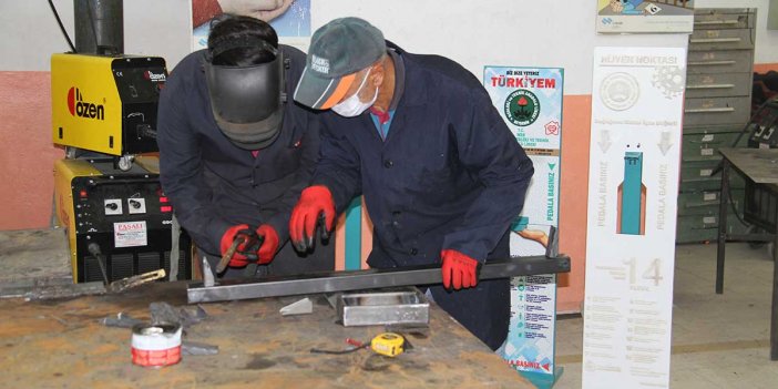 Konya'da öğrencilerden pedallı dezenfektan makinesi