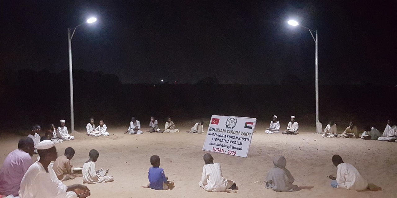 İHH Sudan'da güneş enerjili aydınlatma sistemi kurdu! Hafız adayları mutlu