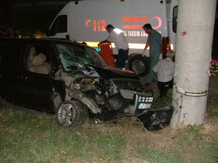 Sıkıştırılan kamyonet beton direğe çarptı