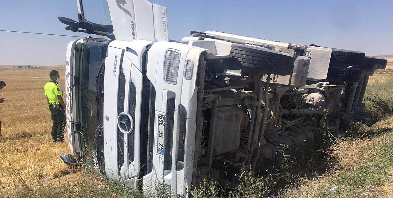 Konya'da kum yüklü tır devrildi! Sürücüsü yara almadan kurtuldu