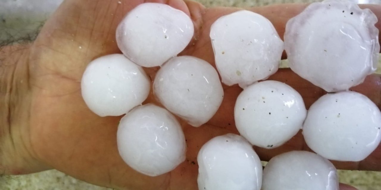 Sağanak yağmur ve dolu cadde ve sokakları göle çevirdi