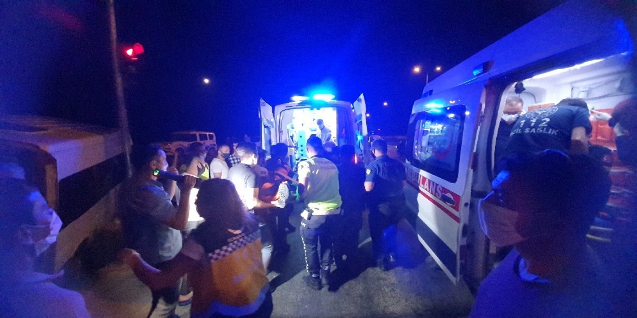 Çevik kuvvetten kaçarken istinat duvarına çarptı! 3'ü polis 4 yaralı
