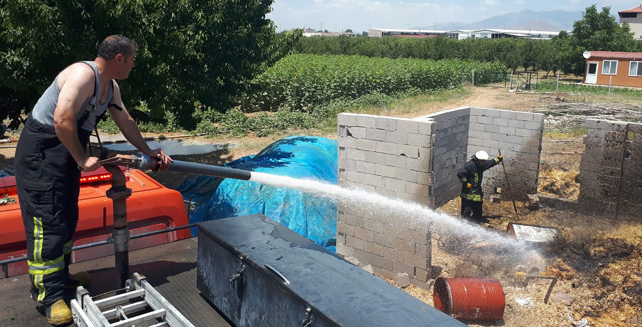 Tutuşan otlar ağıla sıçradı! 100 balya saman kül oldu