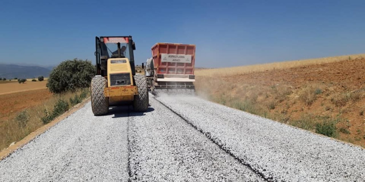 Mahalleli karantinadayken yolları asfaltlandı