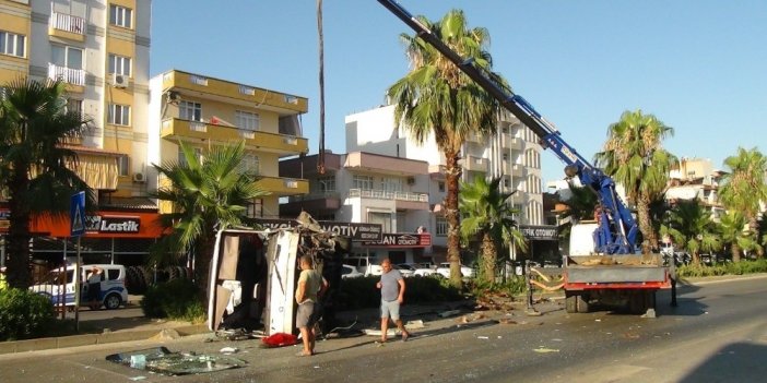 Antalya Serik'te midibüs devrildi! Şans eseri yolda kimse yoktu