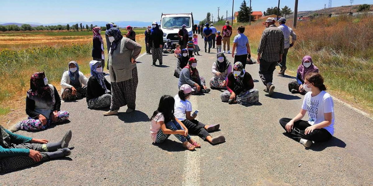 Konya'da Eylem Yapan Vatandaşlar Yolu Kapattı