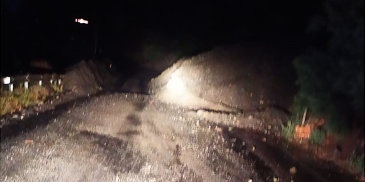 Şiddetli yağış heyelana neden oldu! 1 kişi öldü kara yolu ulaşıma kapandı