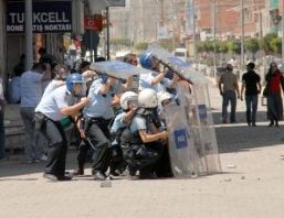 Savaşa hayır eyleminde çatışma!
