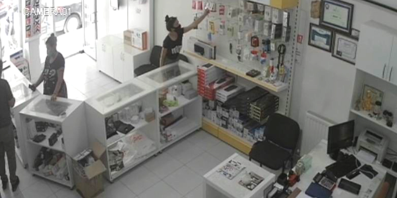 Konya’da iki kadın flash bellek çaldı! Kamerayı hesaba katmadılar
