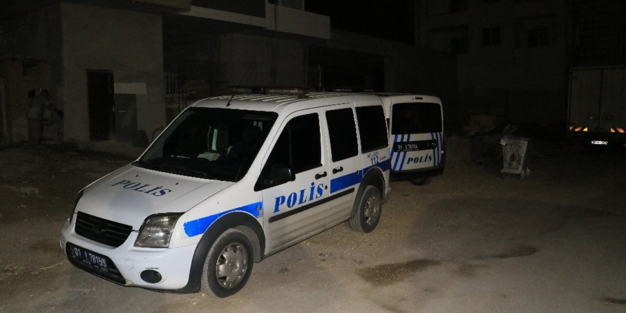 Adana'da hırsız yakalanmamak için 4 metreden atladı ayağını kırdı