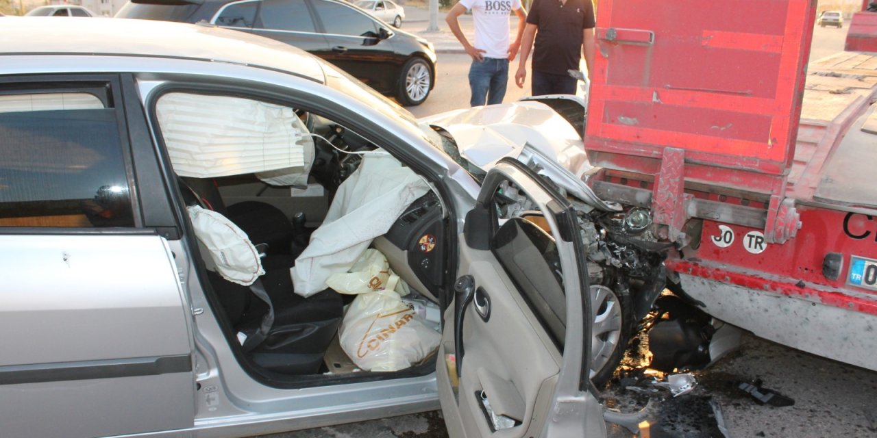 Aksaray'da otomobil TIR'a çarptı! 4 kişi hastaneye kaldırıldı