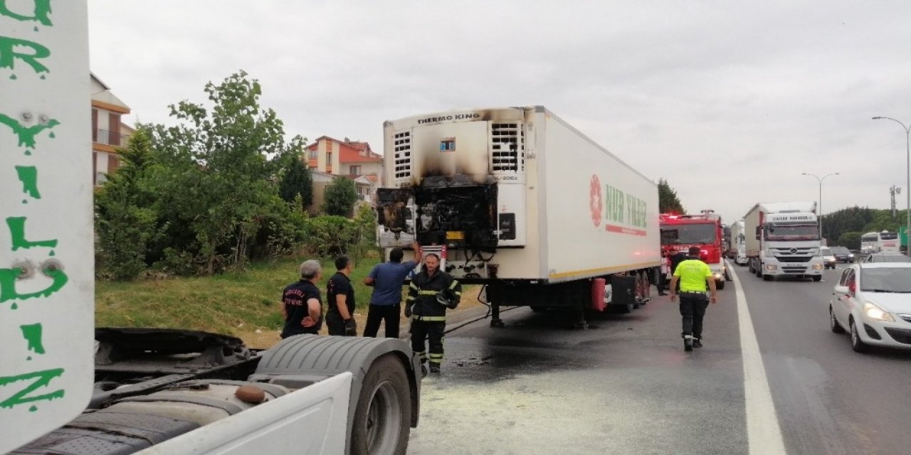Sürücünün dikkati kliması alev alan dondurma yüklü kamyonu yanmaktan kurtardı