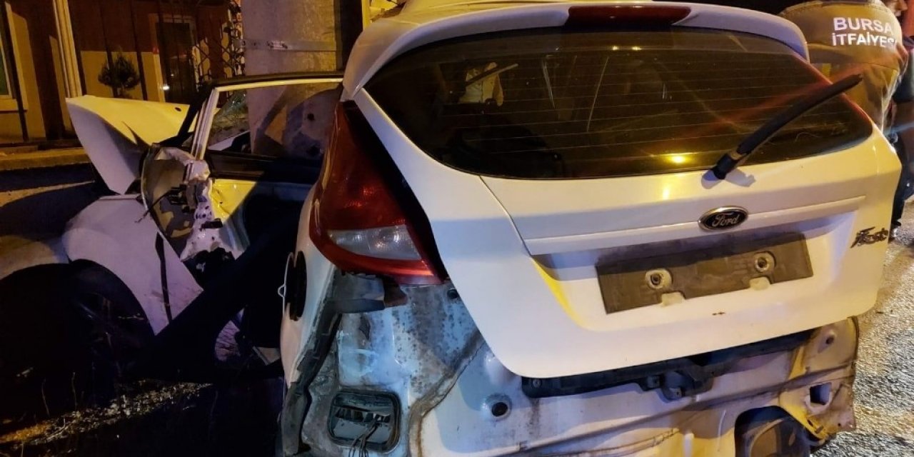 Bursa'da elektrik direğine çarpan araç ikiye bölündü! 3 kişi hayatını kaybetti