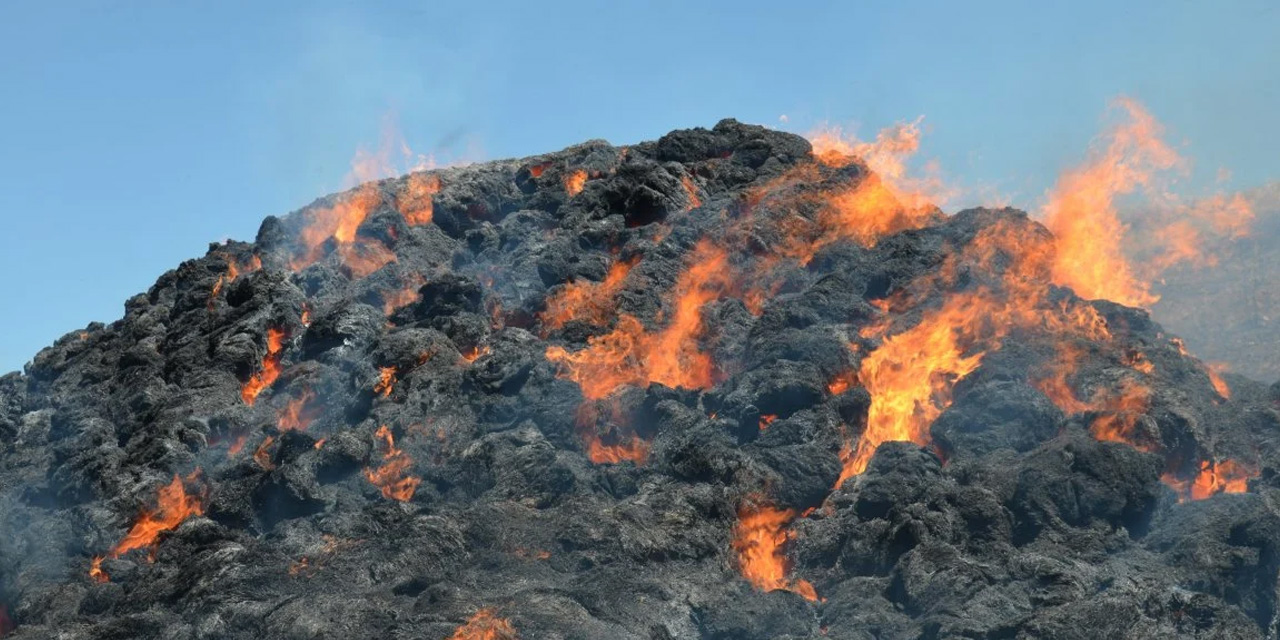 Karaman'daki çiftlikte yangın! 3 bin saman balyası alev alev yandı