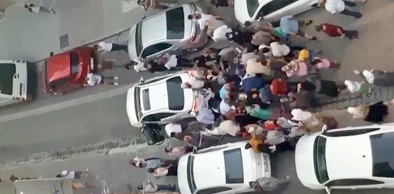 Sokakta oynayan iki kardeşe araba çarptı!