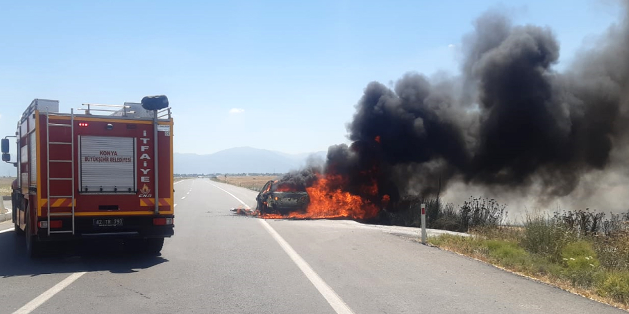Konya'da seyir halindeki otomobil alev alev yandı