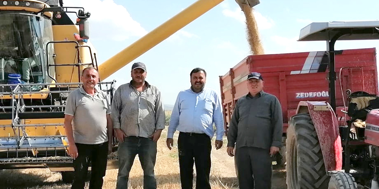 MHP İlçe Başkanı Çil Eşme Ovası'nda hasat yapan çiftçileri dinledi